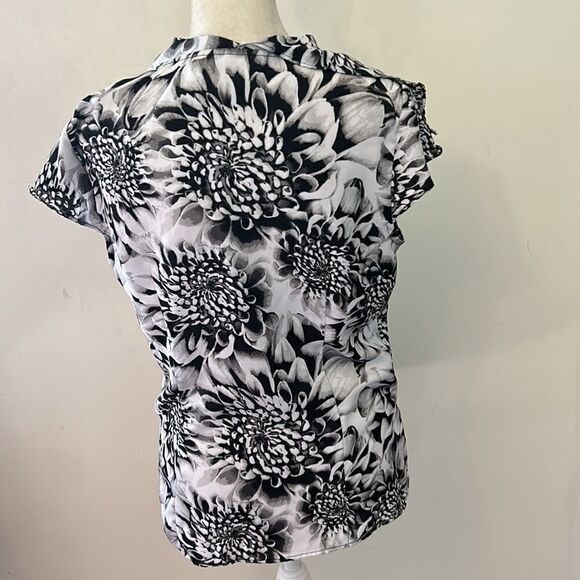 Worthington black white floral button front cap sleeve blouse Size M - Picture 6 of 8